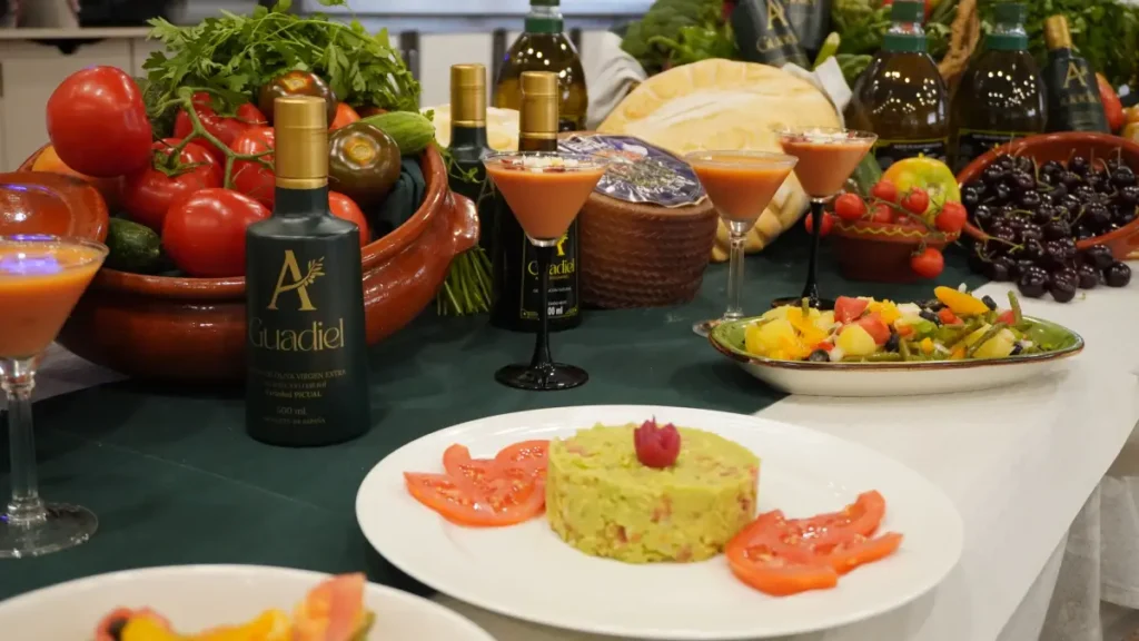 Aceite de oliva Aceites Guadiel junto a productos gastronómicos de Guarromán y Jaén